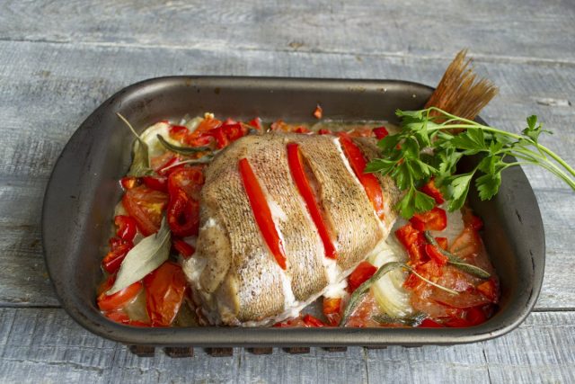 Морской окунь, запеченный в духовке с овощами, готов Морской окунь, запеченный в духовке с овощами, готов
