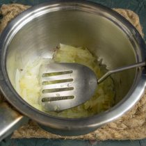 Обжариваем репчатый лук Обжариваем репчатый лук