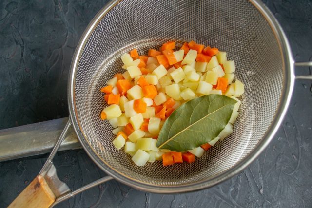 Готовим овощи, откидываем на сито, высыпаем на доску или тарелку и быстро остужаем