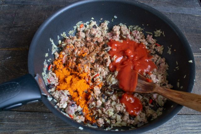 Обжариваем мясо с приправами 10 минут, в конце солим по вкусу Обжариваем мясо с приправами 10 минут, в конце солим по вкусу