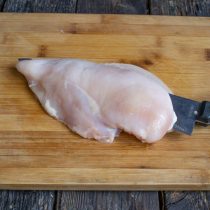 Срезаем филе с куриной грудки, прорезаем его примерно пополам