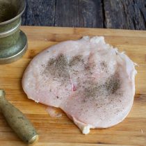 Натираем мясо свежесмолотым черным перцем и солью с двух сторон Натираем мясо свежесмолотым черным перцем и солью с двух сторон