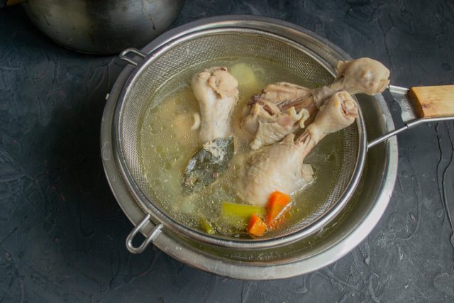 Готовый бульон процеживаем, курицу оставляем для подачи Готовый бульон процеживаем, курицу оставляем для подачи