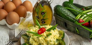 Битые огурцы с яичным салатом — просто и вкусно