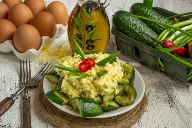Битые огурцы с яичным салатом — просто и вкусно