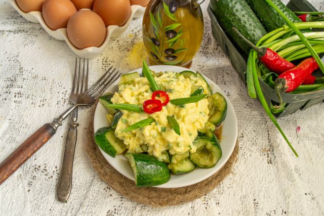 Битые огурцы с яичным салатом — просто и вкусно Битые огурцы с яичным салатом — просто и вкусно