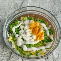 Приправляем салат жирной сметаной, солим по вкусу, насыпаем молотую куркуму Приправляем салат жирной сметаной, солим по вкусу, насыпаем молотую куркуму