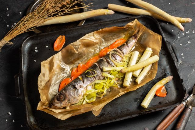 Диетическая рыба с овощами в духовке