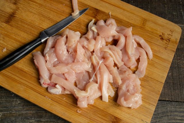 Нарезаем мясо тонкими полосками Нарезаем мясо тонкими полосками