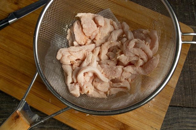 Высыпаем курочку на сито с крупной сеткой, встряхиваем Высыпаем курочку на сито с крупной сеткой, встряхиваем