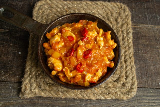 Домашний гуляш из куриной грудки по-венгерски готов Домашний гуляш из куриной грудки по-венгерски готов