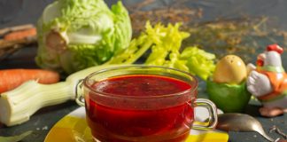 Густой красный борщ с курицей