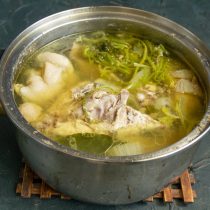 Добавляем крупные куски цыплёнка, луковицу, лавровый лист, сельдерей, петрушку. Наливаем кипящую воду, солим и варим 1 час Добавляем крупные куски цыплёнка, луковицу, лавровый лист, сельдерей, петрушку. Наливаем кипящую воду, солим и варим 1 час