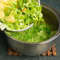 Достаём кусочки цыплёнка, бульон процеживаем, возвращаем в кастрюлю. Добавляем картошку и капусту Достаём кусочки цыплёнка, бульон процеживаем, возвращаем в кастрюлю. Добавляем картошку и капусту