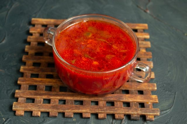 Густой красный борщ с курицей готов Густой красный борщ с курицей готов