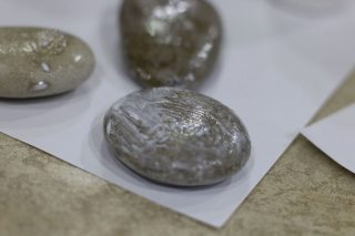 Наносим на верхнюю поверхность камушка клей ПВА Наносим на верхнюю поверхность камушка клей ПВА