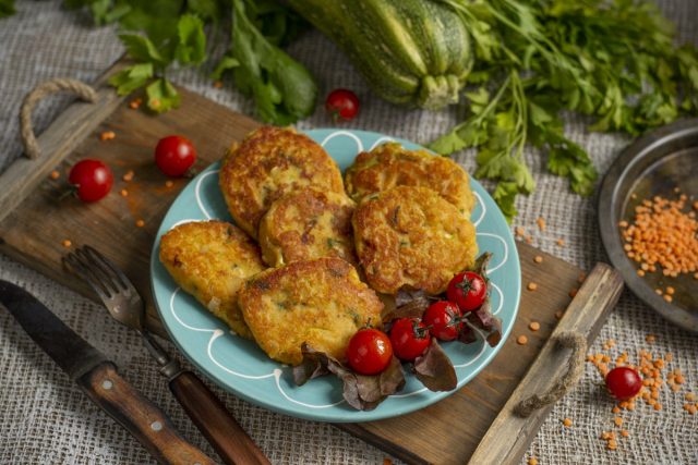 Нежные оладьи из чечевицы с кабачком без яиц