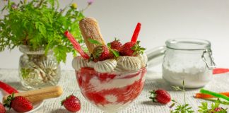 Освежающий десерт из рикотты с клубникой