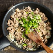 Приправляем начинку белым перцем и кинзой, перемешиваем, солим по вкусу Приправляем начинку белым перцем и кинзой, перемешиваем, солим по вкусу