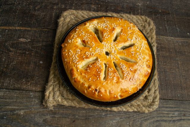 Пышный дрожжевой пирог с печенкой и луком готов Пышный дрожжевой пирог с печенкой и луком готов