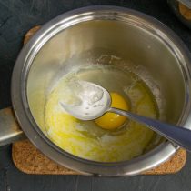 В растопленное сливочное масло насыпаем сахар, добавляем яйцо и соль, смешиваем ингредиенты