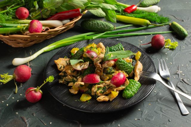 Тёплый диетический салат с куриной грудкой и шпинатом Тёплый диетический салат с куриной грудкой и шпинатом