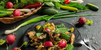 Тёплый диетический салат с куриной грудкой и шпинатом