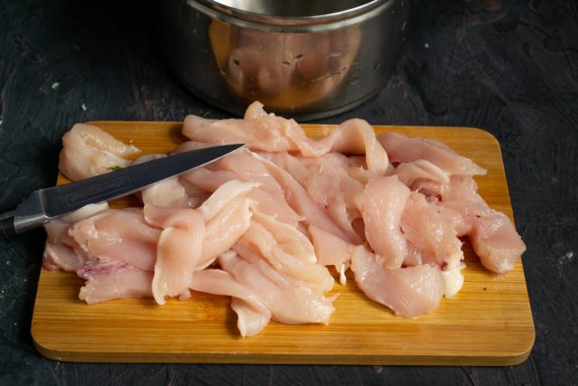 Филе куриной грудки нарезаем тонкими узкими полосками Филе куриной грудки нарезаем тонкими узкими полосками
