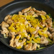 Сладкий перец режем небольшими кубиками, отправляем в сковороду Сладкий перец режем небольшими кубиками, отправляем в сковороду