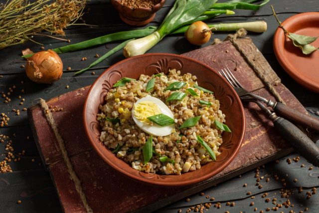 Вкусная гречневая каша с рубленными яйцами и луком Вкусная гречневая каша с рубленными яйцами и луком