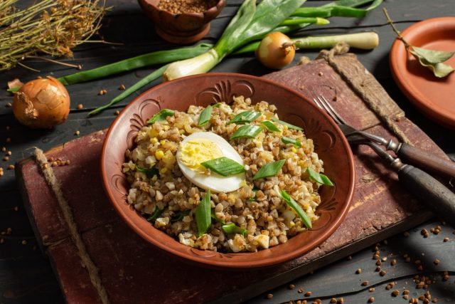 Вкусная гречневая каша с рубленными яйцами и луком