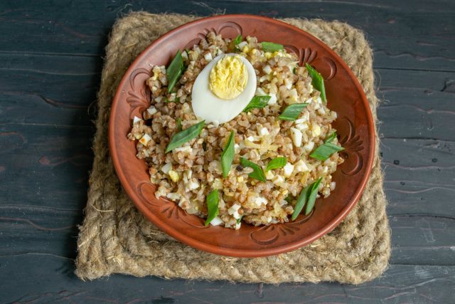 Вкусная гречневая каша с рубленными яйцами и луком готова Вкусная гречневая каша с рубленными яйцами и луком готова
