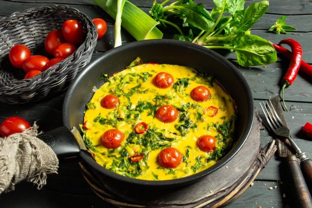 Вкусный омлет со шпинатом и помидорами для идеального завтрака Вкусный омлет со шпинатом и помидорами для идеального завтрака