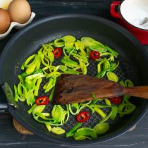 Нарезаем чили колечками, кладём в сковороду Нарезаем чили колечками, кладём в сковороду