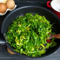 Шпинат режем полосками, отправляем в сковороду, посыпаем щепоткой соли Шпинат режем полосками, отправляем в сковороду, посыпаем щепоткой соли