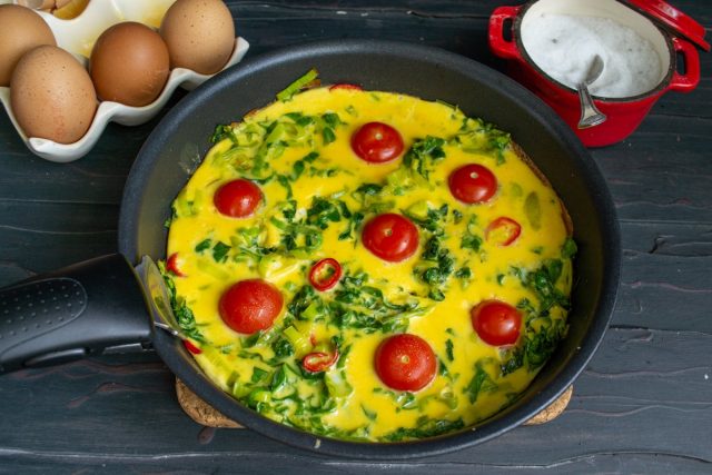Вкусный омлет со шпинатом и помидорами для идеального завтрака готов Вкусный омлет со шпинатом и помидорами для идеального завтрака готов