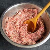 Тщательно вымешиваем фарш с приправами несколько минут Тщательно вымешиваем фарш с приправами несколько минут