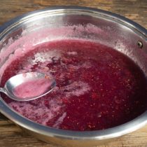 Чистой и сухой ложкой собираем пенку Чистой и сухой ложкой собираем пенку