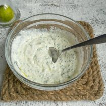 Солим по вкусу морской солью, перчим белым перцем, перемешиваем Солим по вкусу морской солью, перчим белым перцем, перемешиваем