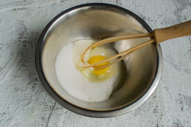 Взбиваем яйцо с сахаром несколько минут