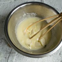 Размягченное сливочное масло нарезаем кубиками, добавляем в миску Размягченное сливочное масло нарезаем кубиками, добавляем в миску