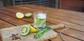Как бороться с комарами на даче натуральными средствами?
