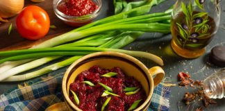 Кисло-сладкая свекольная икра с томатом и луком 