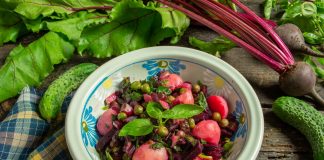 Летний винегрет со свежим огурцом и свекольной ботвой