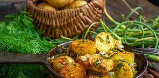 Молодая картошка, жаренная на сковороде с чесночными стрелками