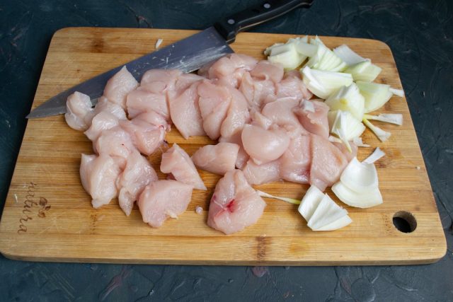 Нарезаем крупно куриное филе и луковицу Нарезаем крупно куриное филе и луковицу