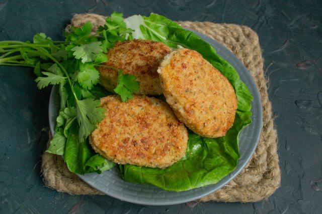 Нежные котлеты из куриных грудок с яйцом и кинзой готовы Нежные котлеты из куриных грудок с яйцом и кинзой готовы