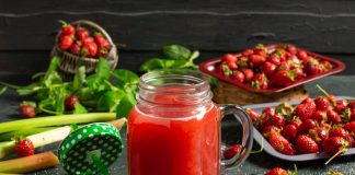 Освежающий клубничный морс с ревенем и мелиссой