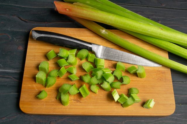 Тщательно вымытый ревень нарезаем небольшими кусочками Тщательно вымытый ревень нарезаем небольшими кусочками
