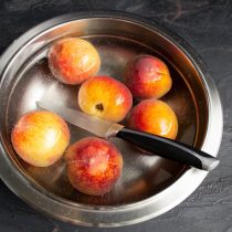 Персики тщательно перебираем, удаляем плоды с признаками порчи и поврежденные
